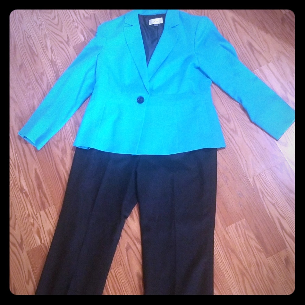 Women's Le Suit pant suit